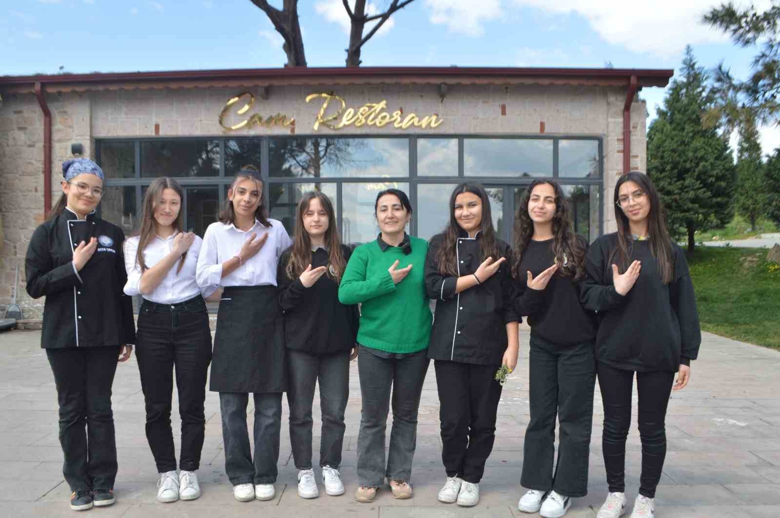 Turizm öğrencileri işitme engelliler için işaret dili öğrendi