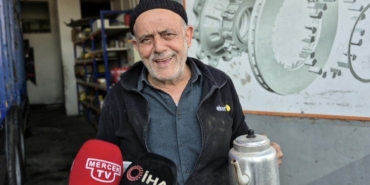 Depreme çay doldururken yakalandı, çaydanlıkla birlikte dışarı kaçtı