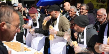 5 dakikada 11 metre börek yedi, 10 gram altının sahibi oldu
