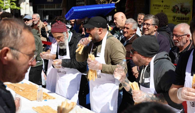 5 dakikada 11 metre börek yedi, 10 gram altının sahibi oldu