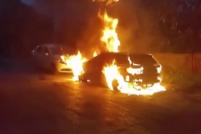 Pendik’te park halindeki otomobil alev topuna döndü