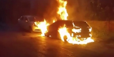 Pendik’te park halindeki otomobil alev topuna döndü