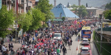 23 Nisan’da binlerce çocuk ellerinde bayraklarla yürüdü