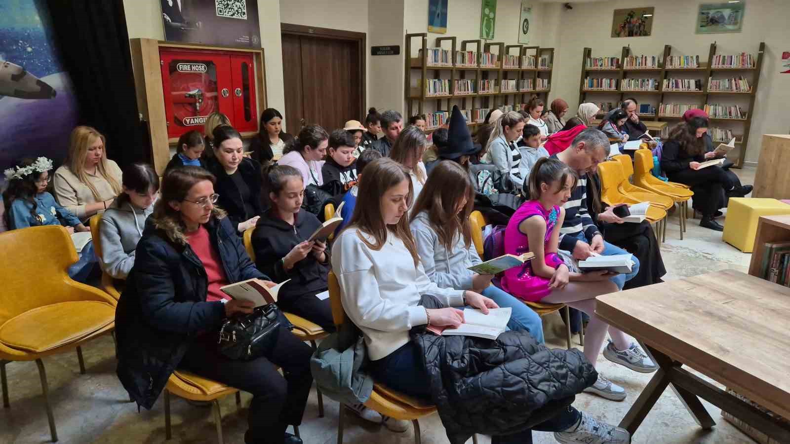 Tekirdağ’da 100 kişi aynı anda kitap okudu: "Ailemle okuyorum, geleceğe ışık tutuyorum"