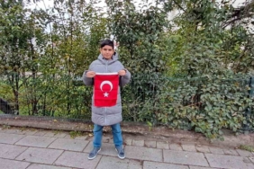 Türk bayrağının üzerindeki karları temizleyen çocuk o anları anlattı