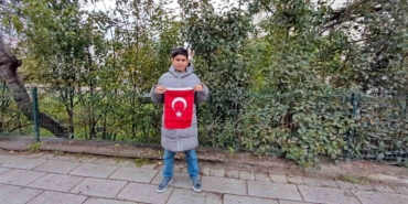 Türk bayrağının üzerindeki karları temizleyen çocuk o anları anlattı