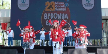 Çocuklardan renkli bando gösterisi