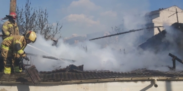 Alev alev yanan köy evi havadan böyle görüntülendi