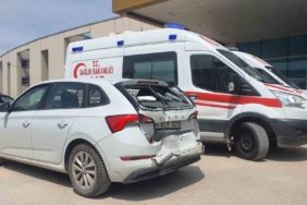 Kamyonet ile otomobil çarpıştı: 3 yaralı