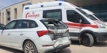 Kamyonet ile otomobil çarpıştı: 3 yaralı