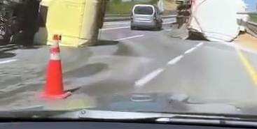 D020’de yem yüklü silobas devrildi: Yemler yola savruldu