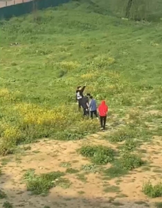 Sultangazi’de çocukların tehlikeli oyunu cep telefonu kamerasında: Boş arazide etrafa rastgele ateş açtılar
