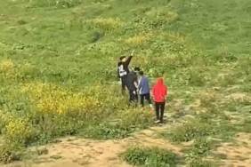 Sultangazi’de çocukların tehlikeli oyunu cep telefonu kamerasında: Boş arazide etrafa rastgele ateş açtılar