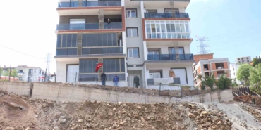 Yıkılmayla karşı karşıya kalan binaya kaya ve topraklı önlem