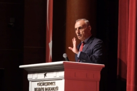 Küçükçekmece Belediye Başkanı program sırasında depreme yakalandı