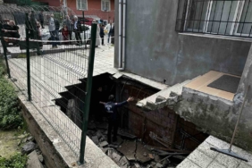Pendik’te 4 katlı binanın bahçe zemini çöktü
