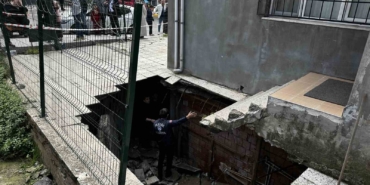 Pendik’te 4 katlı binanın bahçe zemini çöktü