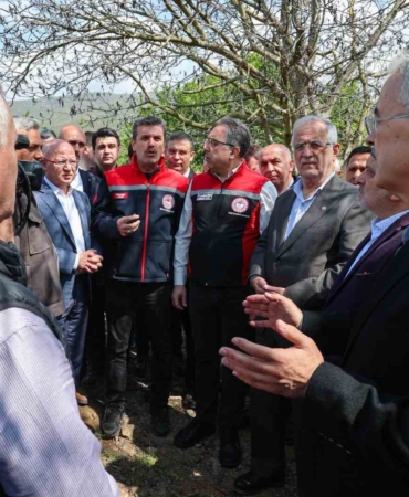 Ak Parti İl Başkanı Davut Gürkan, don mağduru çiftçinin yanında