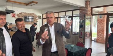 Karabiga’da çaya zam yok, bardaklar büyüdü