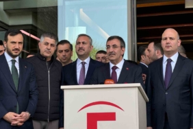 Cumhurbaşkanı Yardımcısı Cevdet Yılmaz, Sırrı Süreyya Önder’i ziyaret etmek için hastaneye geldi