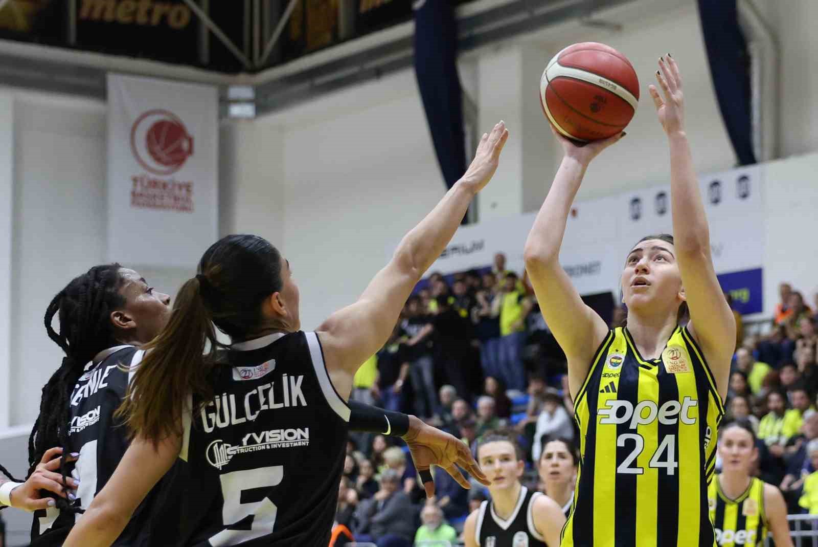 Fenerbahçe Opet, yarı final serisinde 1-0 öne geçti