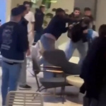 Gençler kahvecide tekme tokat birbirine saldırdı; o anlar kamerada