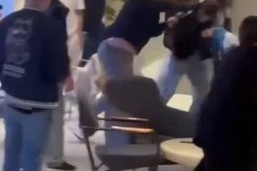 Gençler kahvecide tekme tokat birbirine saldırdı; o anlar kamerada