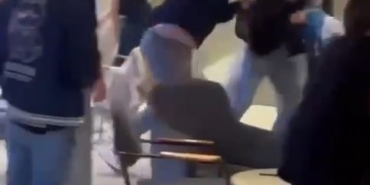 Gençler kahvecide tekme tokat birbirine saldırdı; o anlar kamerada