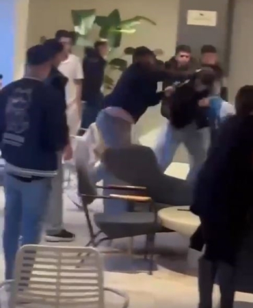Gençler kahvecide tekme tokat birbirine saldırdı; o anlar kamerada