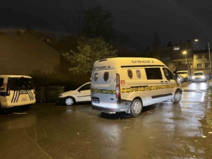 Fatih’te tartıştığı kişiyi bıçakla yaralayan şahıs, polise de saldırmak istedi