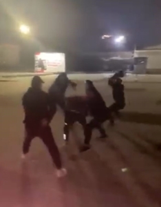 Parkta tek teker şov yapan şahıs vatandaşlar tarafından tekme tokat dövüldü