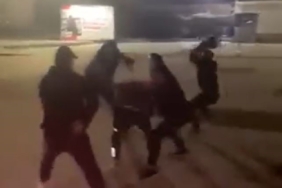 Parkta tek teker şov yapan şahıs vatandaşlar tarafından tekme tokat dövüldü