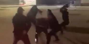 Parkta tek teker şov yapan şahıs vatandaşlar tarafından tekme tokat dövüldü