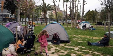 Konya Büyükşehir Belediyesi’nden parkta çadır kuran vatandaşlara yemek ikramı