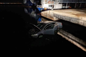 Çanakkale’de park halinde olan otomobil denize düştü