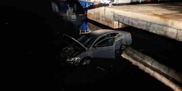 Çanakkale’de park halinde olan otomobil denize düştü