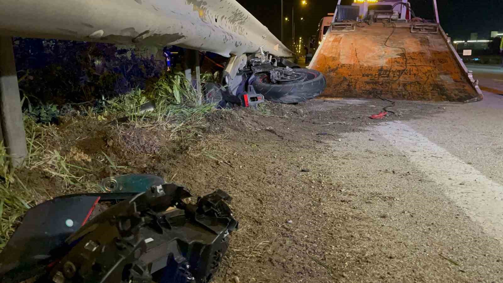 Seyir halindeki motosikletli önce kamyonete, ardından bariyerlere çarparak hayatını kaybetti