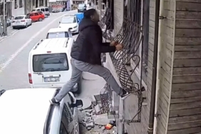 Cama tırmandı, kuruması için asılan çamaşırları çaldı; O anlar kamerada