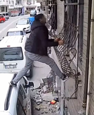 Cama tırmandı, kuruması için asılan çamaşırları çaldı; O anlar kamerada