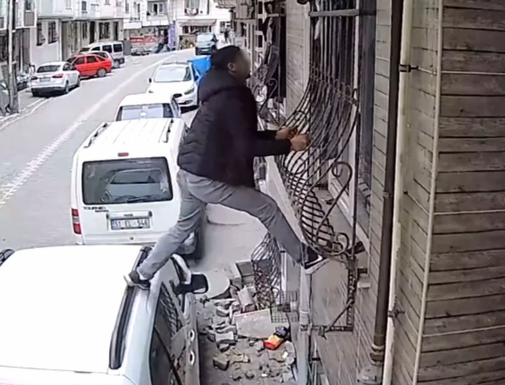 Cama tırmandı, kuruması için asılan çamaşırları çaldı; O anlar kamerada
