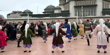 Taksim’de 23 Nisan coşkuyla kutlandı