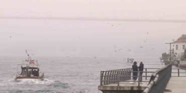 Sis ile kaplanan İstanbul Boğazı kartpostallık görüntüler oluşturdu