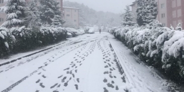 Bilecik’teki kar bazı köy yollarını ulaşıma kapattı