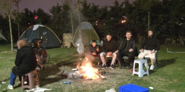 İstanbul’da deprem sonrası dışarıda kalanlar ateş başında ısınmaya çalıştı