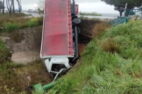 Virajı alamayan kamyon dereye uçtu