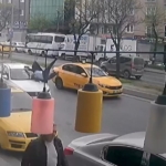 Avcılar’da yolun karşısına geçmeye çalışan yayaya otomobil böyle çarptı