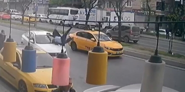 Avcılar’da yolun karşısına geçmeye çalışan yayaya otomobil böyle çarptı