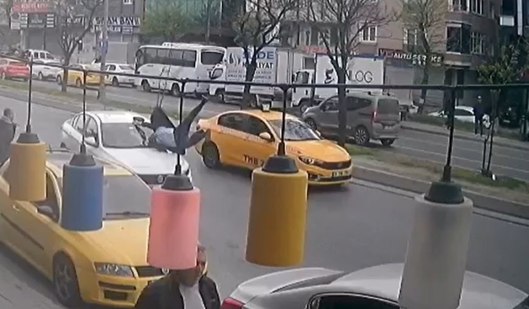 Avcılar’da yolun karşısına geçmeye çalışan yayaya otomobil böyle çarptı