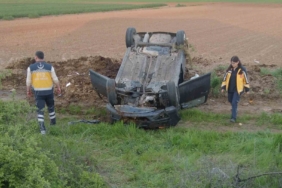 Yoldan çıkan otomobil metrelerce sürüklenip tarlaya uçtu: 1 yaralı