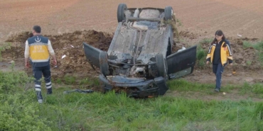 Yoldan çıkan otomobil metrelerce sürüklenip tarlaya uçtu: 1 yaralı